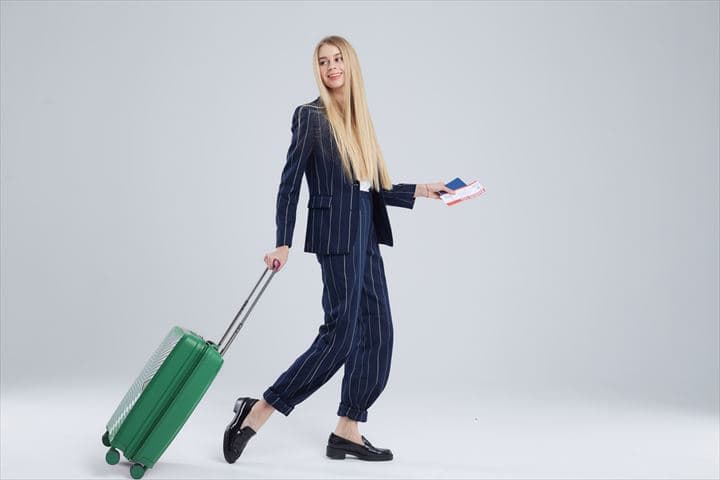 旅行に出かける女性