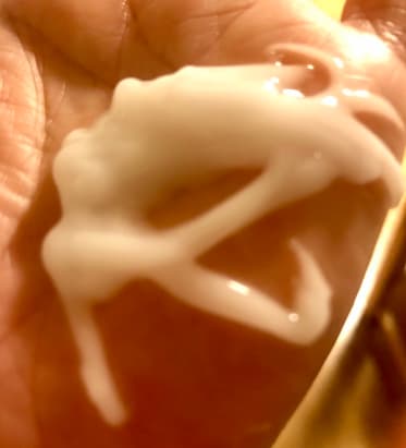 手にジェルを取った写真