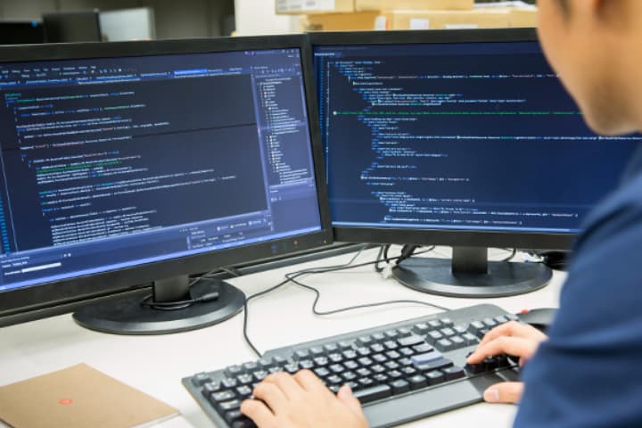 20代の第二新卒・フリーターのためのプログラミング学習／就職支援サービスならGEEK JOB 転職コースのイメージ画像