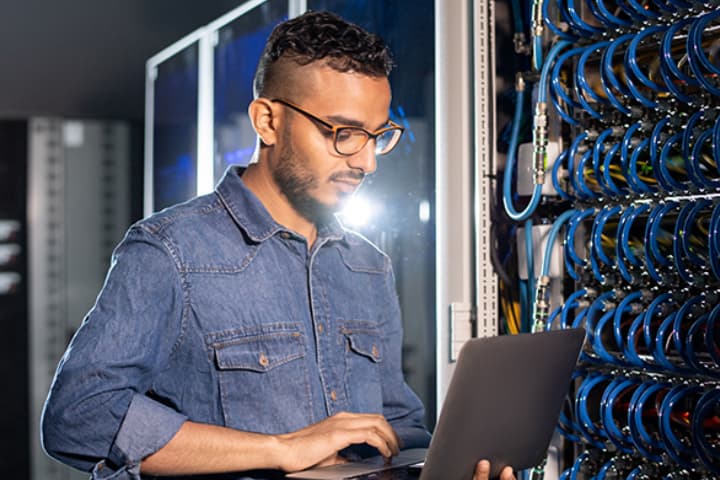 20代の第二新卒・フリーターのためのプログラミング学習／就職支援サービスならGEEK JOB 転職コースのイメージ画像