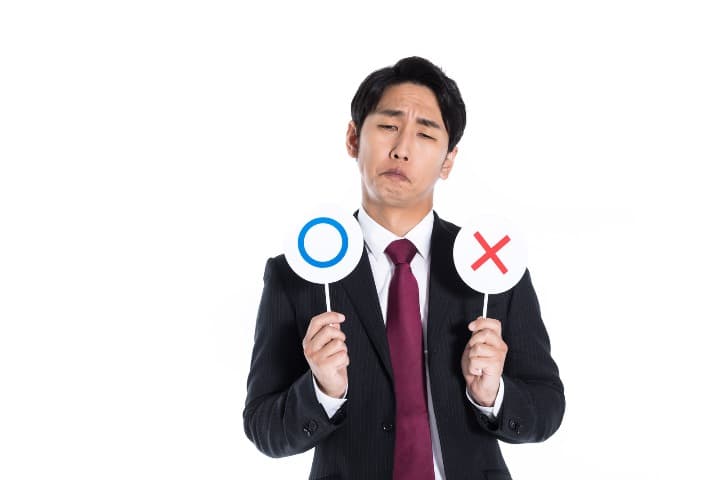 困る男性の写真