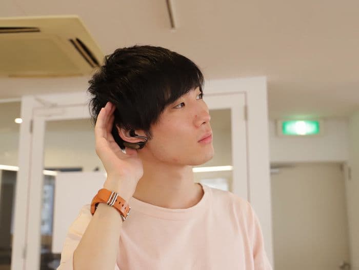 [EarDuoをつけてどこからか音楽が聞こえている風の画像]