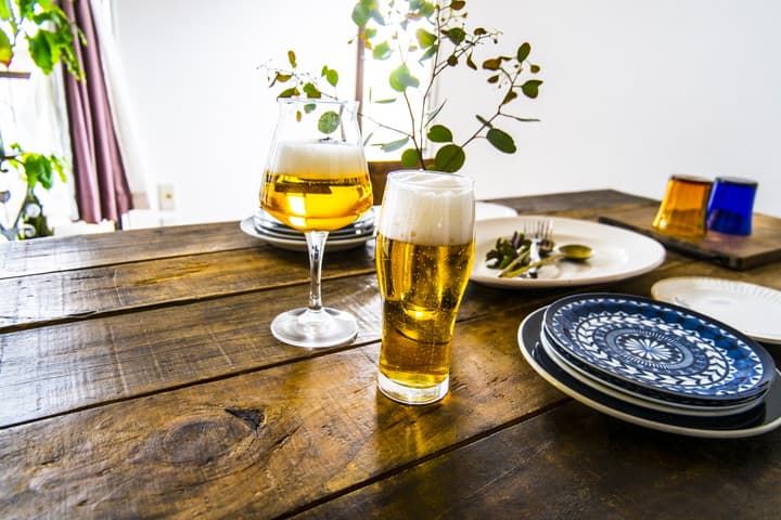 ビールを楽しむ食卓