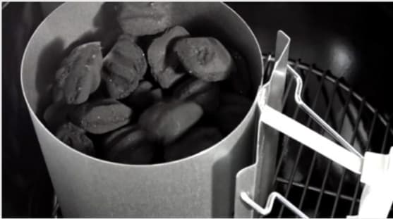 <alt>チムニースターターにチャコールブリケットを入れる写真