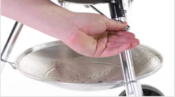 <alt>灰を捨てる写真