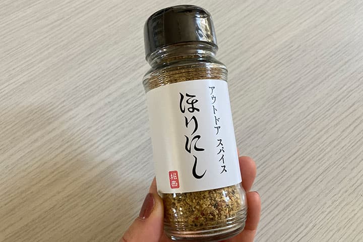 ほりにしの瓶を手で持っている様子
