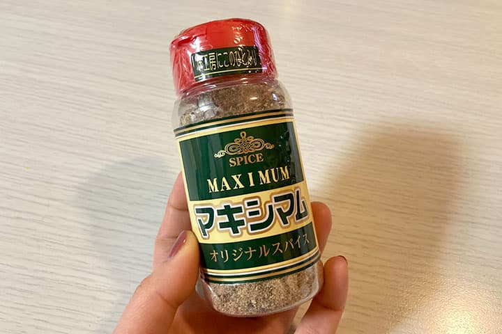 マキシマムの瓶を手に持っている様子