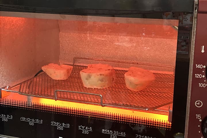 パンをトースターで焼いている様子