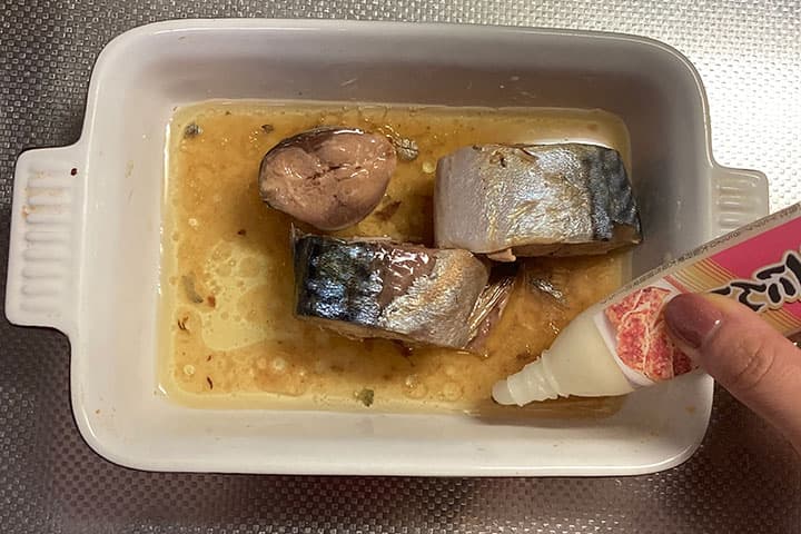 耐熱容器に入ったサバ缶とにんにくチューブ