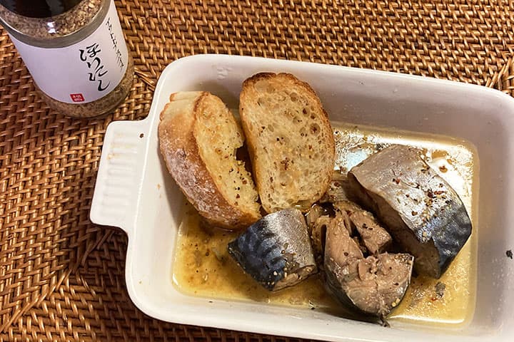 ほりにしのサバ缶アヒージョにパンを添えた様子