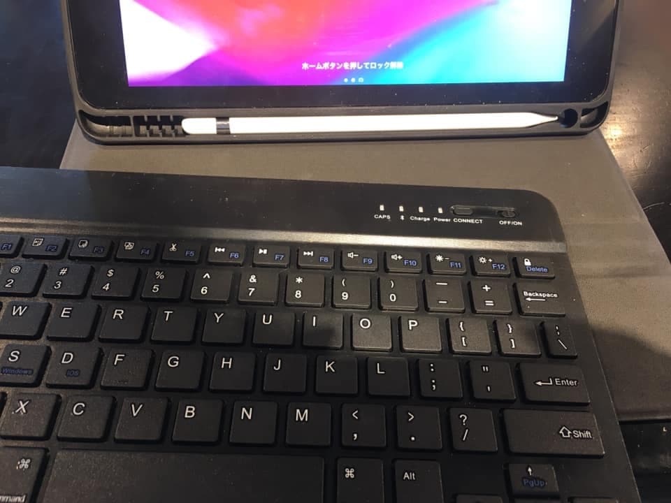 強力な磁石で張り付くキーボード