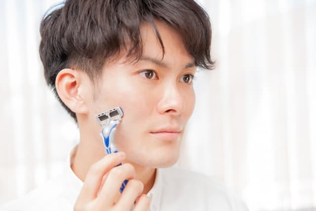 シェービングする男性の画像