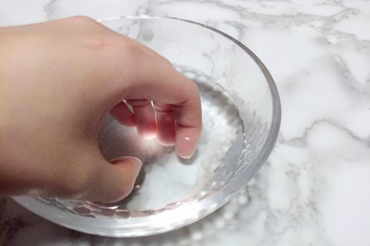 お湯に爪をつける写真