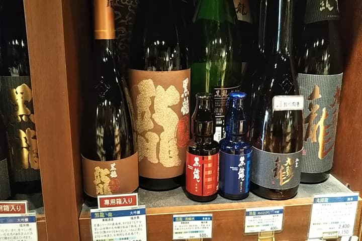 陳列されている日本酒：アップの写真