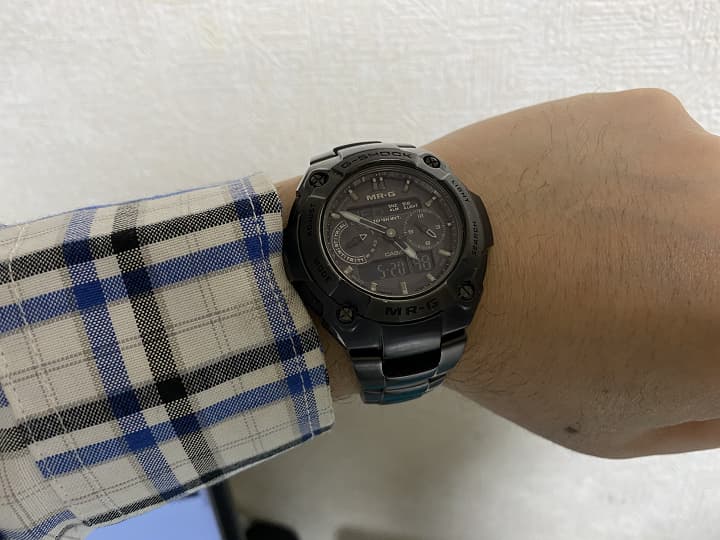G-SHOCK MRG-7700B-1BJFを装着した写真