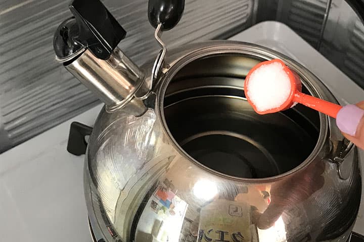 やかんにクエン酸を入れる様子