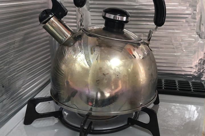 やかんを火にかける様子