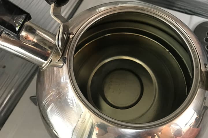 クエン酸で煮だして一晩放置したやかんの中