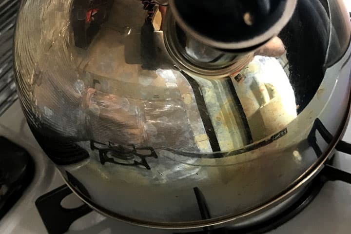 油汚れが付いたやかん