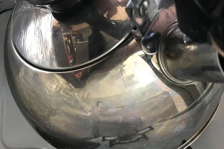 重曹で磨き洗いをしたやかん