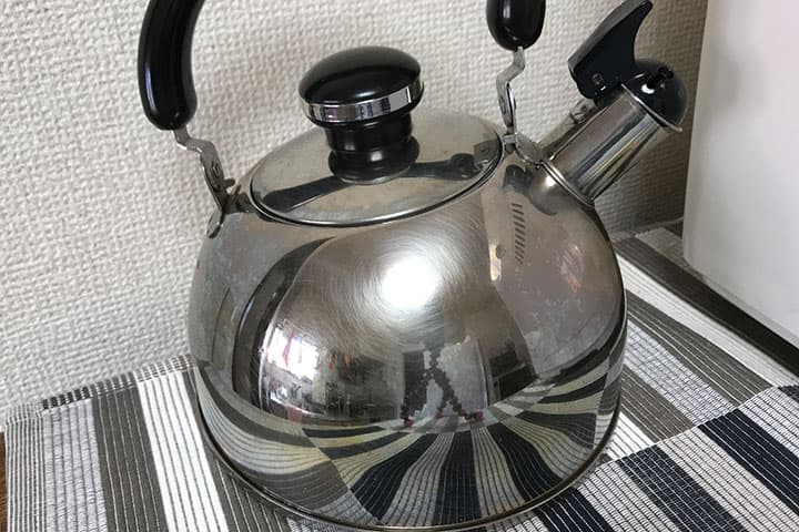 掃除が終わったピカピカのやかん
