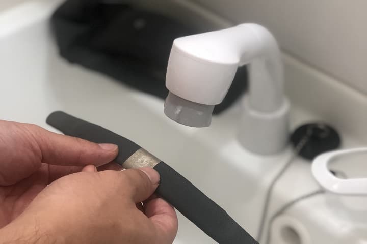 スマートスリープの額部分のセンサーを外した画像