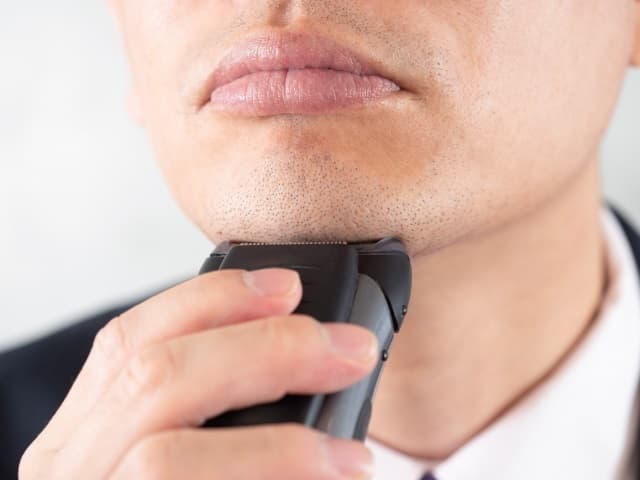 髭を剃る男性