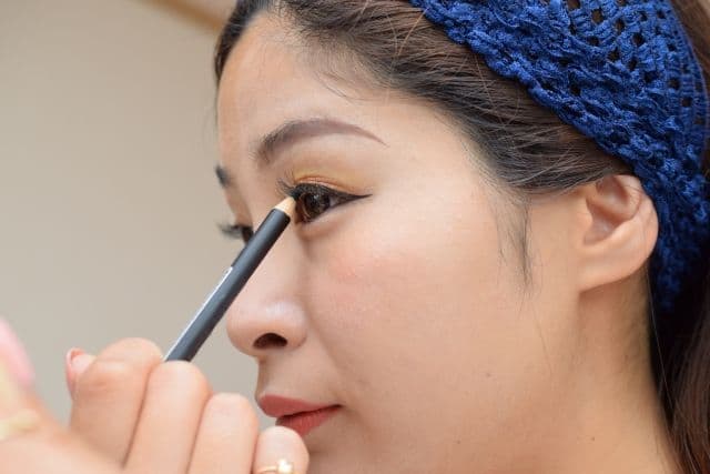 アイライナーを引く女性の画像