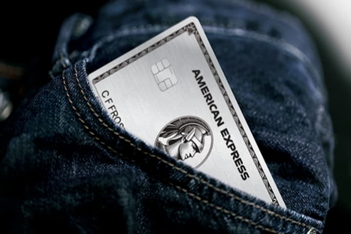 アメックスプラチナカードがポケットに入っている写真