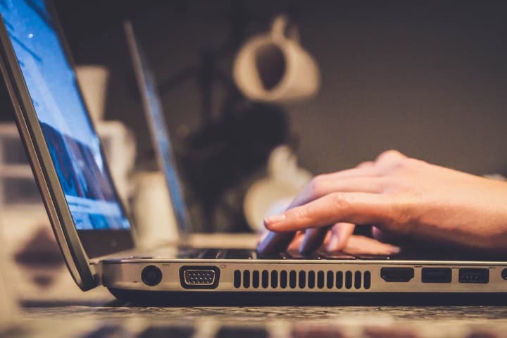 パソコンを操作するイメージ画像