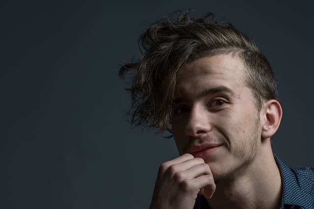 個性的な髪型の男性の写真