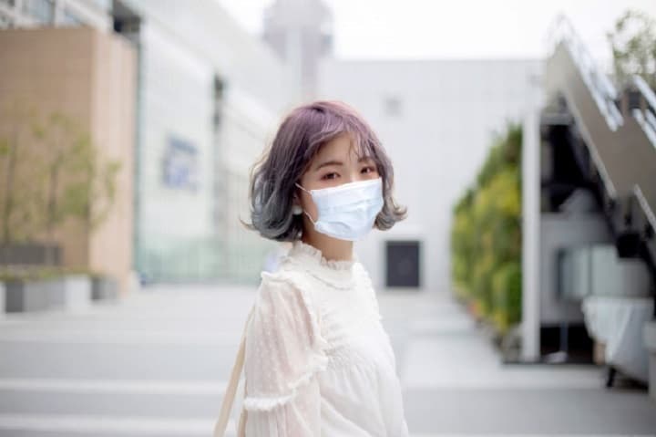 マスクをしている女性