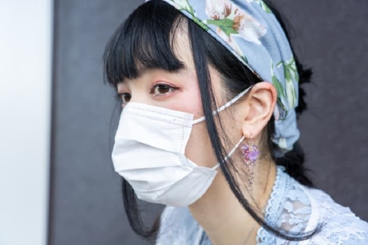 アイメイクをしっかりしてマスクをしている女性