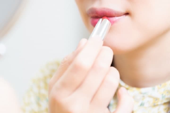 リップメイクをしている口元