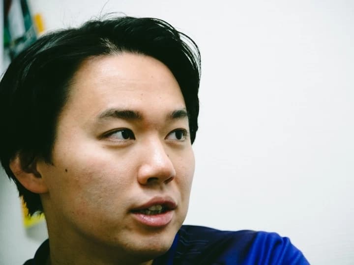 インタビューに応じるときど選手