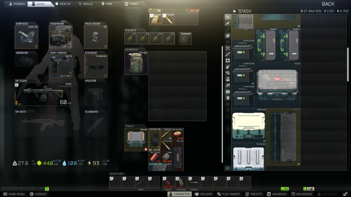 ゲーム内の装備画面。鞄や装備のポケットにアイテムを詰め込み、無事生還を目指します