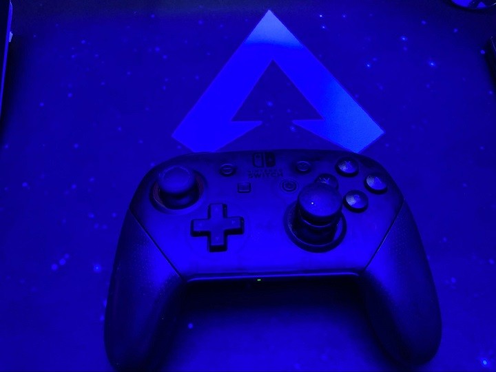 愛用のProコントローラー。PSコンと違って左右のスティックが横並びでない配置もお気に入り