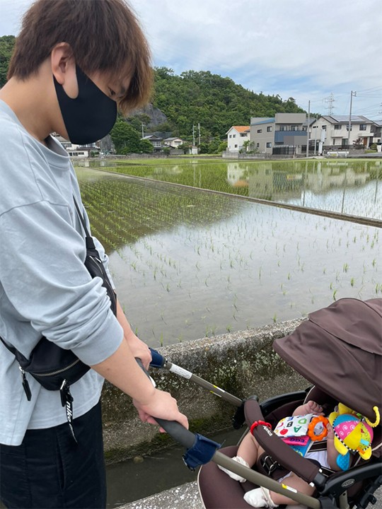 我が子と一緒に外出するbykn選手