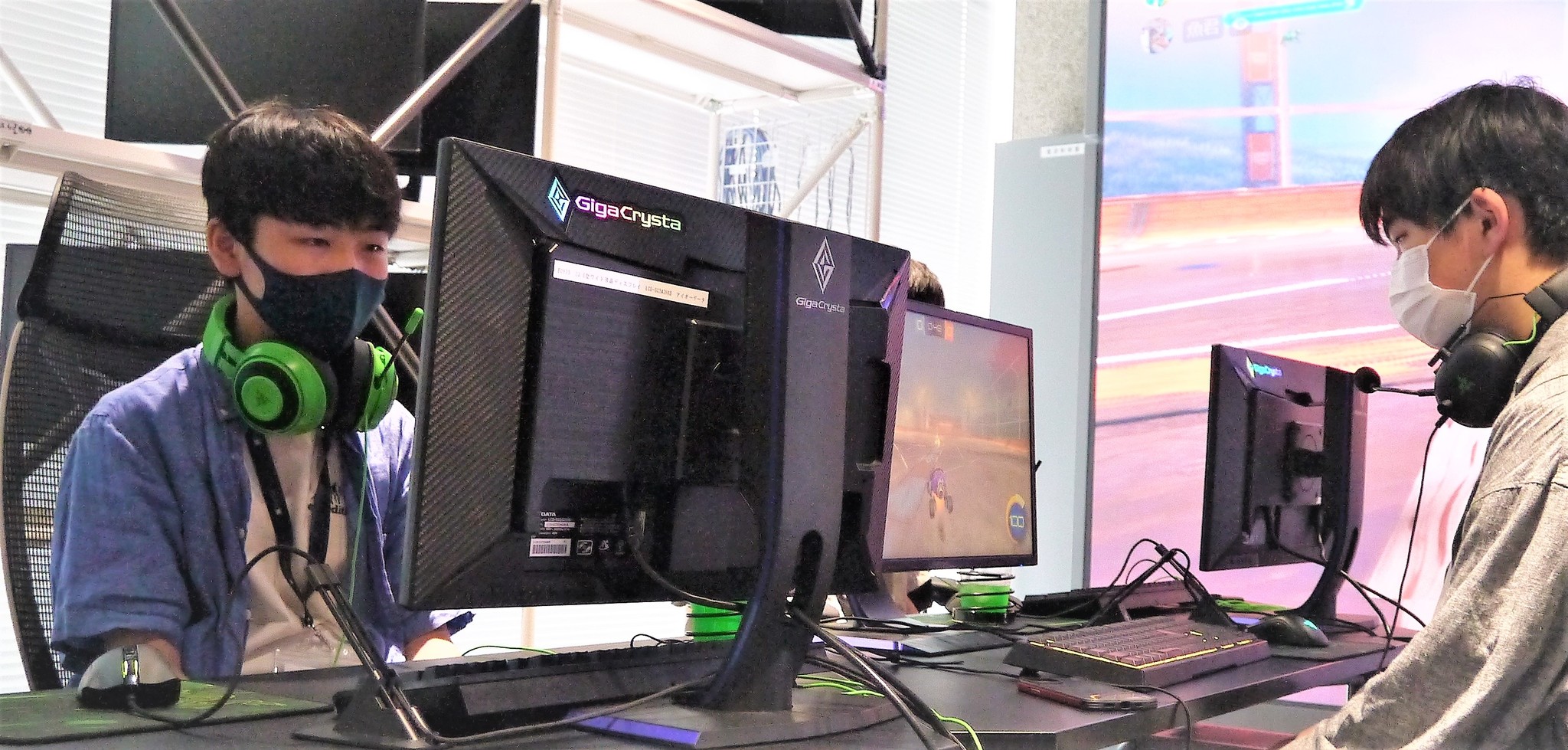 お互いに声をかけながらゲームをするe-sportsコースの生徒ら