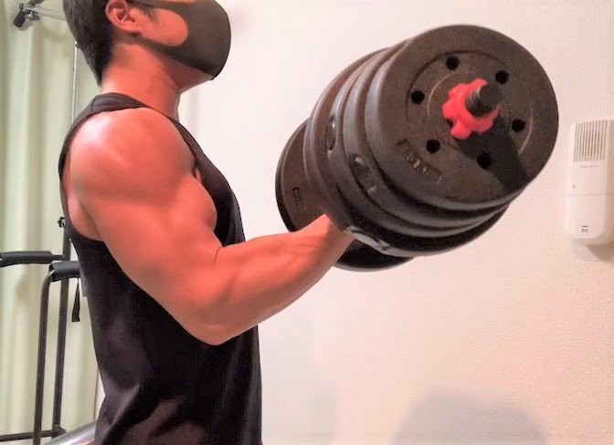 新型コロナウイルス感染拡大の影響でジムに行けないため、自宅でトレーニングに励むえぬわたさん