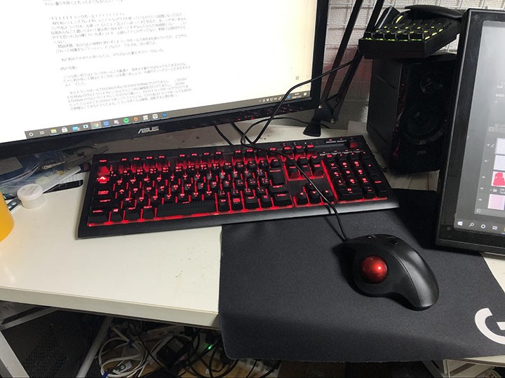 でかい机が欲しいが部屋が狭いので置けない