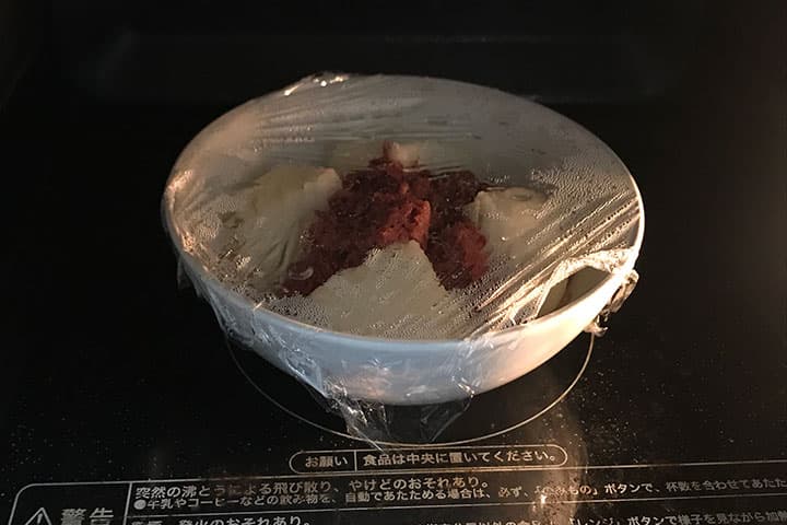 新玉ねぎとコンビーフをレンジで温めている様子