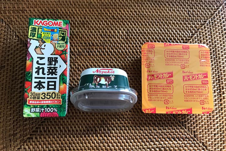 野菜ジュースとコンビーフとカレールー