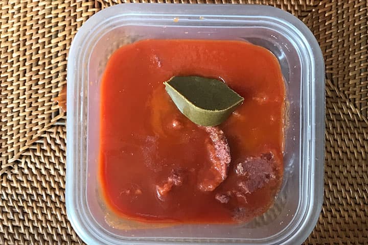 コンビーフ、野菜ジュース、カレールーが入ったタッパー