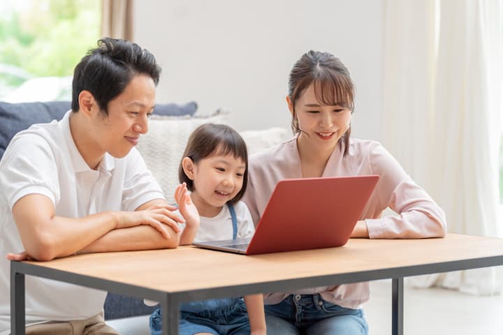 ウェブ閲覧を楽しむ家族のイメージ