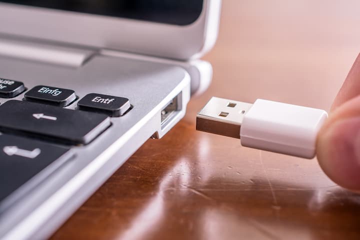 USBを接続するイメージ
