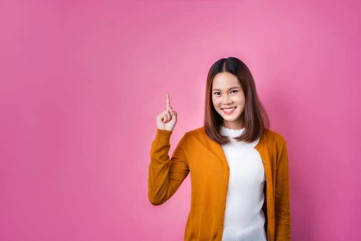 ポイントを紹介する女性のイメージ