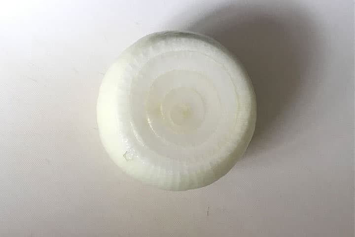 頭とお尻を切り落とした新玉ねぎ