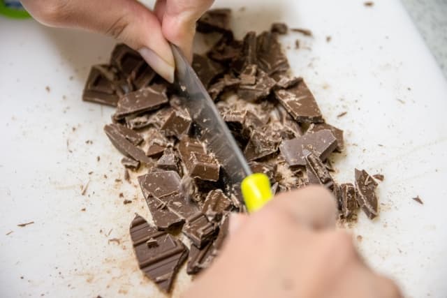 チョコレートを刻んでいる画像