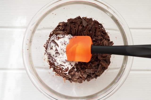 チョコレートと生クリームを混ぜている画像